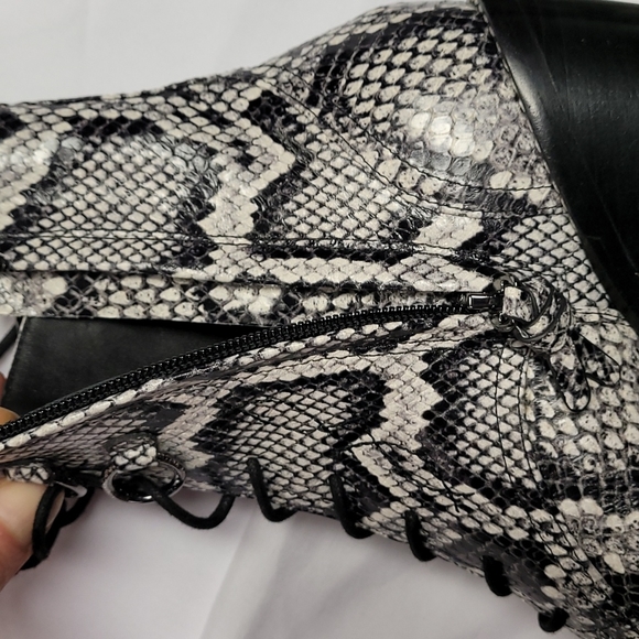 Diane von Furstenberg Dakota Snake Print 6 Leather Lace up Booties New! - Picture 5 of 12